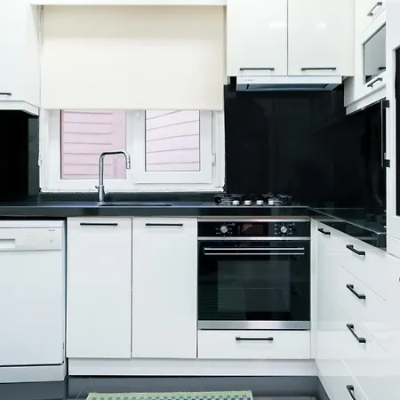 Stylish Flat W Balcony - 5 Mins From Taksim Square *