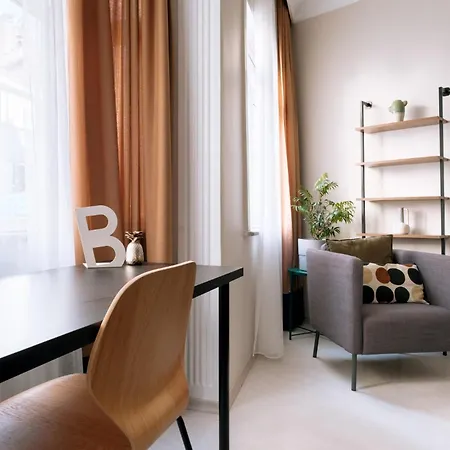 Stylish Flat W Balcony - 5 Mins From Taksim Square דירה