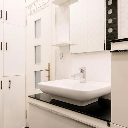 Stylish Flat W Balcony - 5 Mins From Taksim Square Istanbul